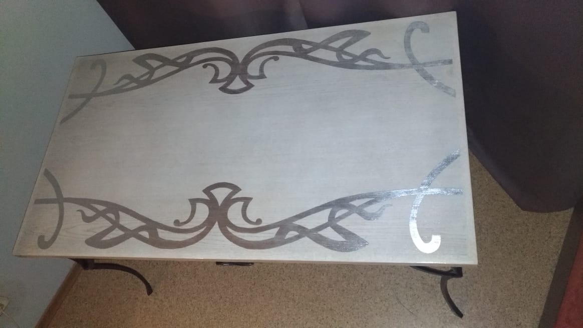 Обновление внешнего вида стола, серебрение поталью деревянной столешницы силами реставрационной мастерской Restorer.expert