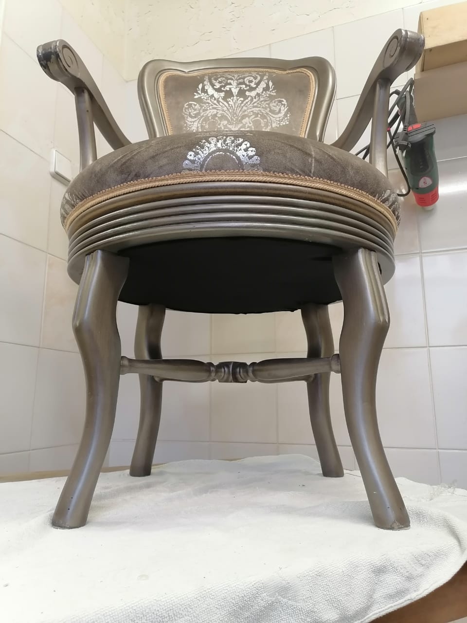 Реставрация вращающегося кресла из гарнитура элитной мебели в реставрационной мастерской Restorer.expert