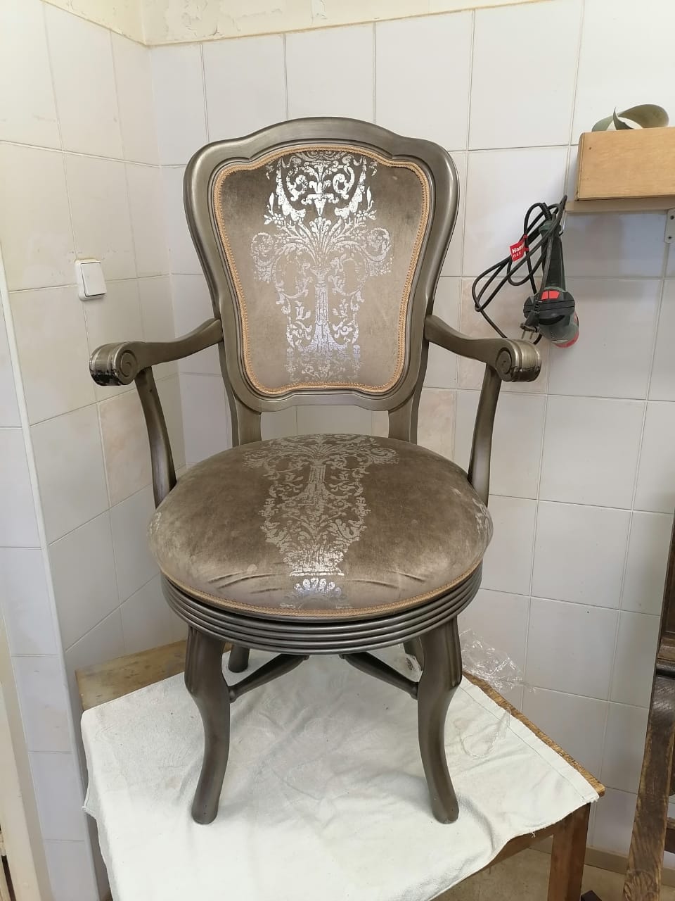 Реставрация вращающегося кресла из гарнитура элитной мебели в реставрационной мастерской Restorer.expert