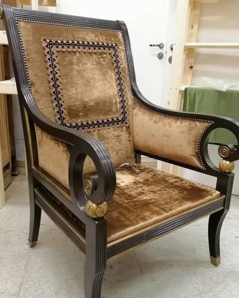 Подробная инструкция по реставрации кресла с деревянными подлокотниками