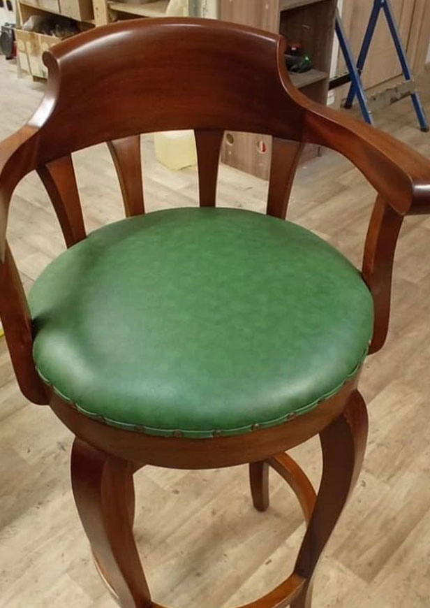 Реставрация деревянного кресла, перетяжка кожей