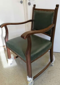 Реставрация деревянного кресла, перетяжка кожей