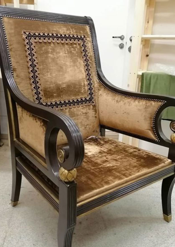Реставрация и перетяжка антикварного кресла