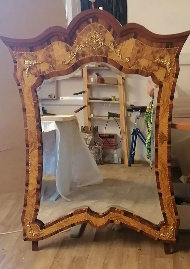 Отреставрированная рама для зеркала с маркетри и латунными орнаментальными вставками