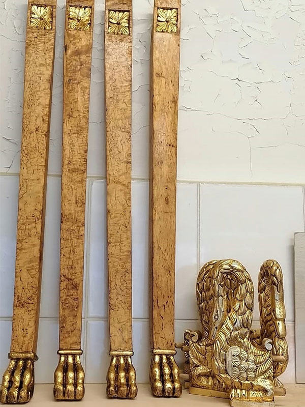 Элементы старинного деревянного стола, покрытые золотой поталью